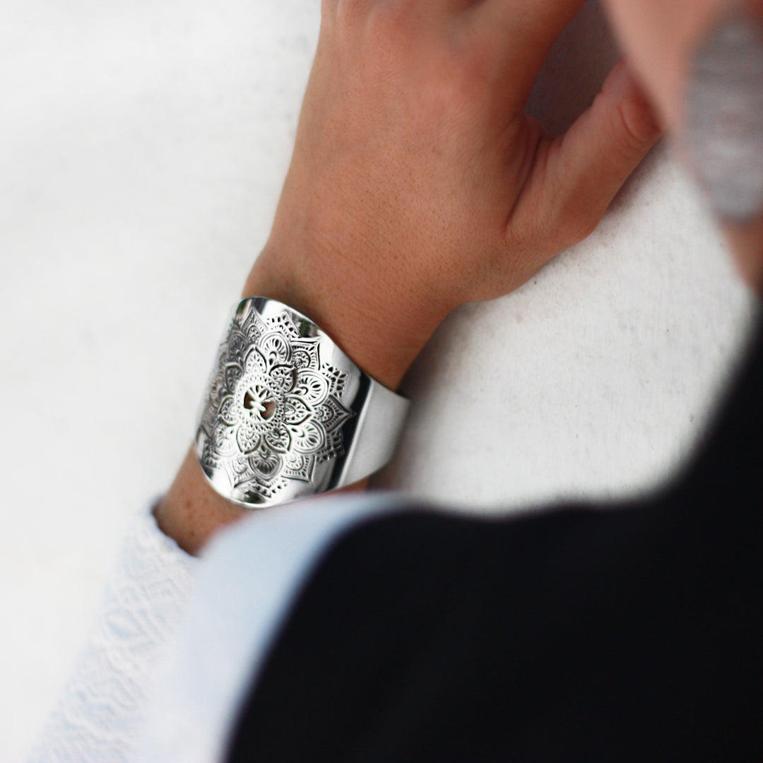 Mandala cuff bangle i rostfritt stål – bohoinspirerat armband från Yggdrasil by Sweden