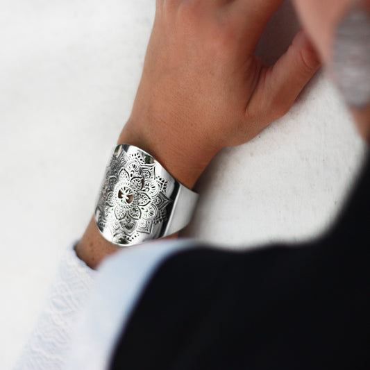 Mandala cuff bangle i rostfritt stål – bohoinspirerat armband från Yggdrasil by Sweden