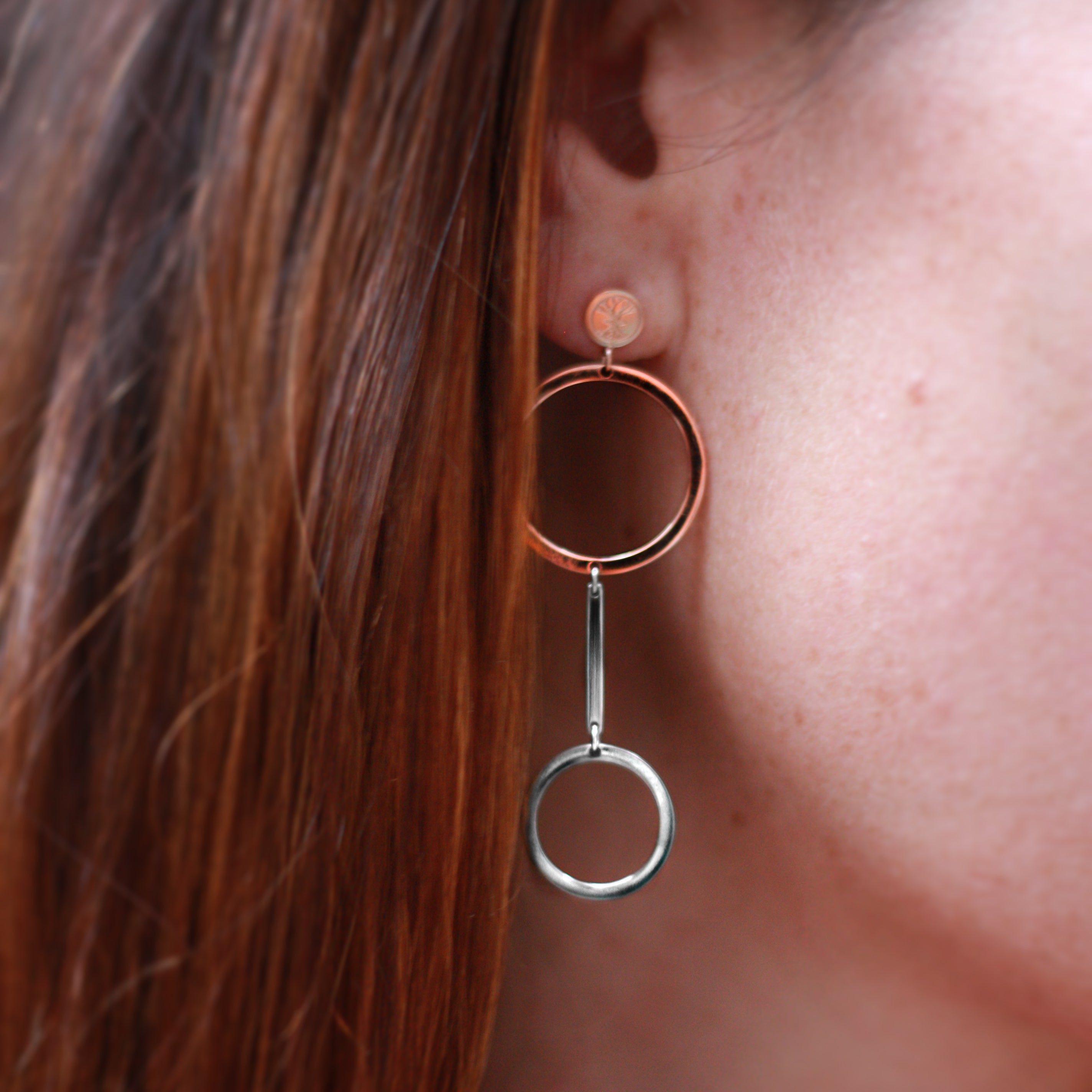 Yggdrasil by Sweden långa örhängen Be Unique ringar cirklar Earrings closeup