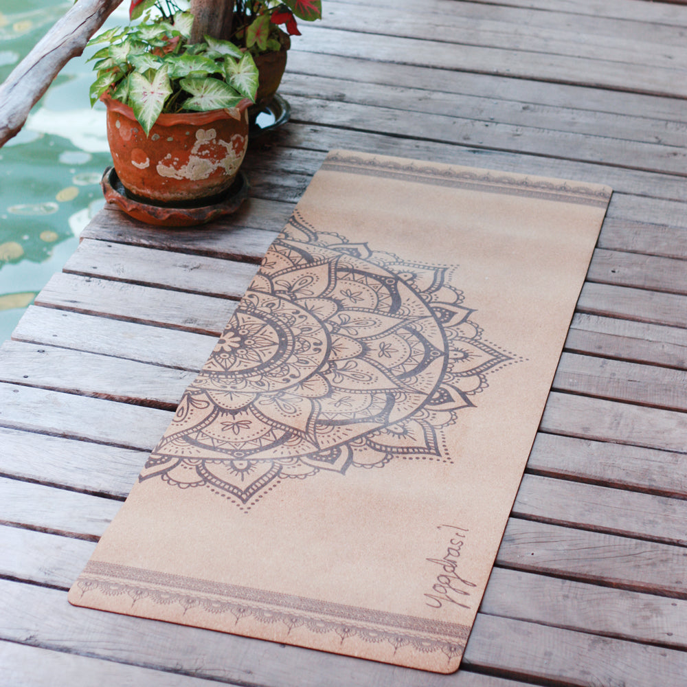 Yogamatta i kork och naturgummi med bohemiskt mönster mandala yggdrasil brygga