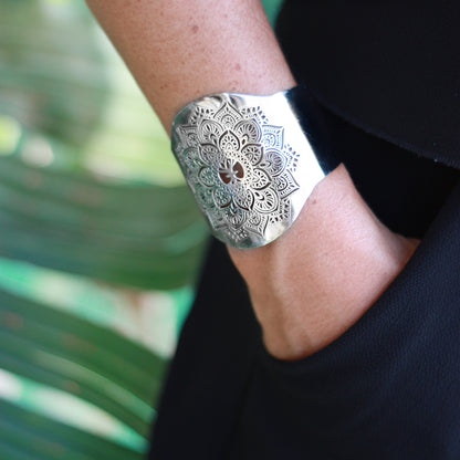 Boho-inspirerat mandala-armband i stål – justerbar och allergivänlig design Yggdrasil