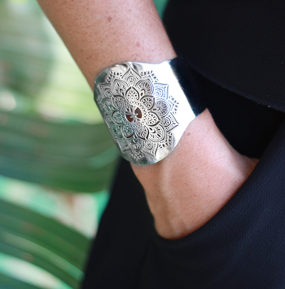Boho-inspirerat mandala-armband i stål – justerbar och allergivänlig design Yggdrasil