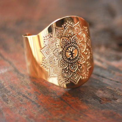 Mandala cuff bangle i rostfritt stål med hållbar guldplätering