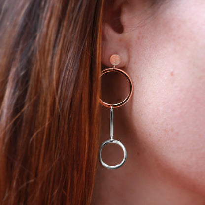 Yggdrasil by Sweden långa örhängen Be Unique ringar cirklar Earrings closeup