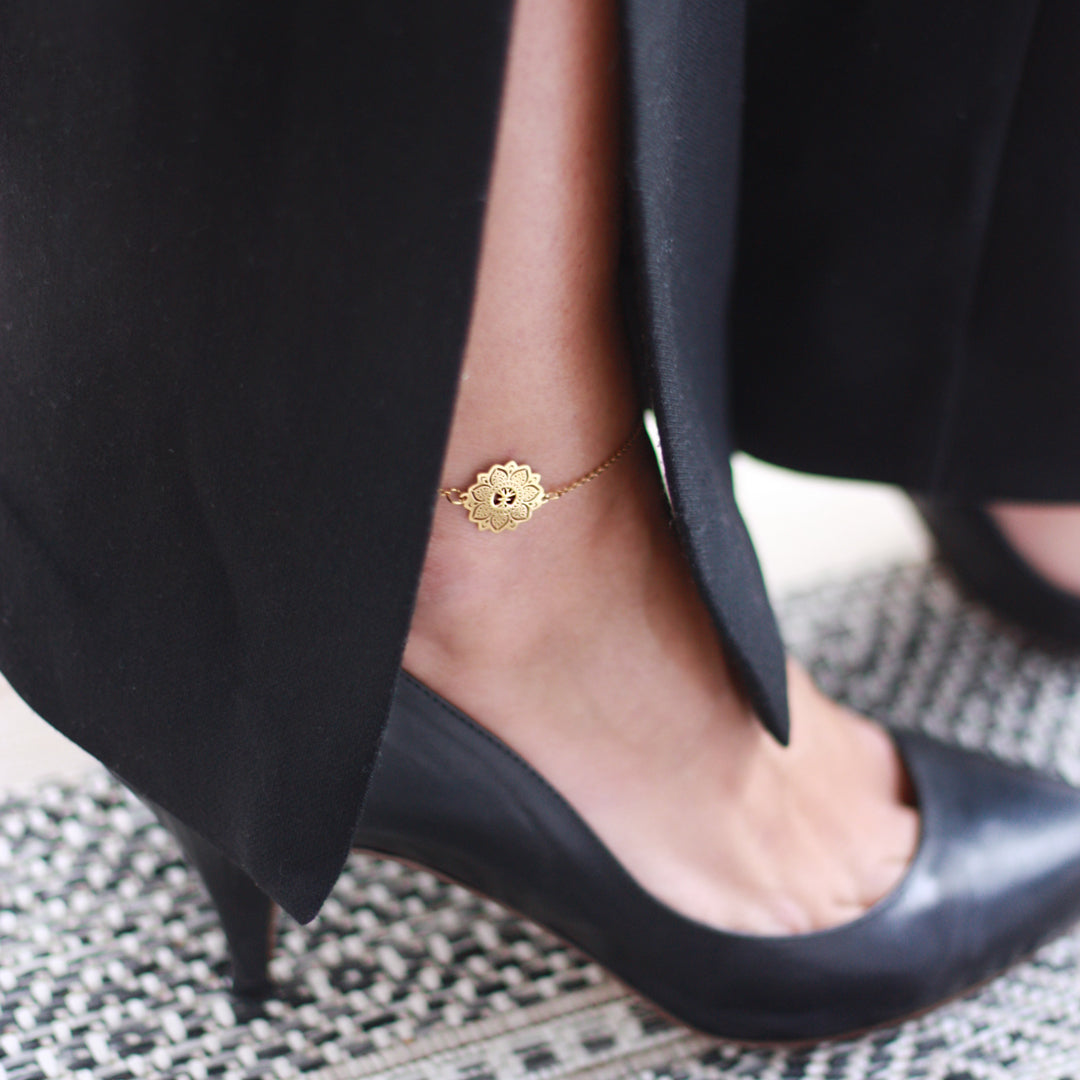 Mandala fotlänk i guld på rostfritt stål – Yggdrasil by Sweden smycke för balans och mindfulness