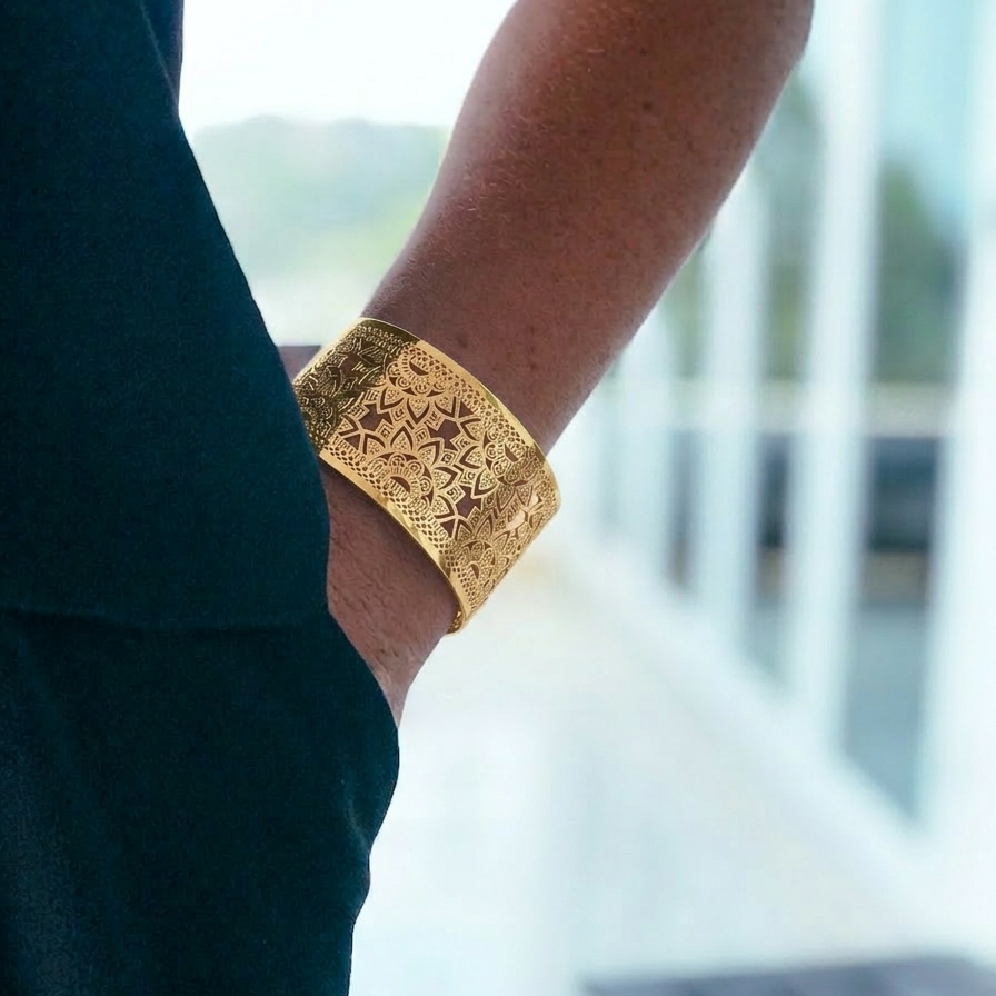 Goddess mandala bangle i guld från Yggdrasil smycken