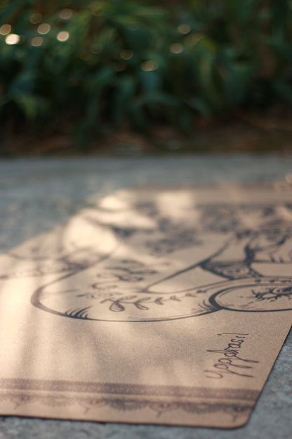 Ekologisk yogamatta i kork med elefantmönster – Yggdrasil by Sweden