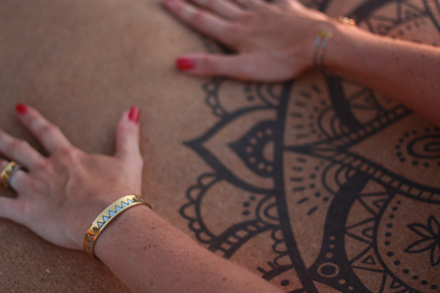 närbild Yogamatta i kork och naturgummi med bohemiskt mönster mandala yggdrasil