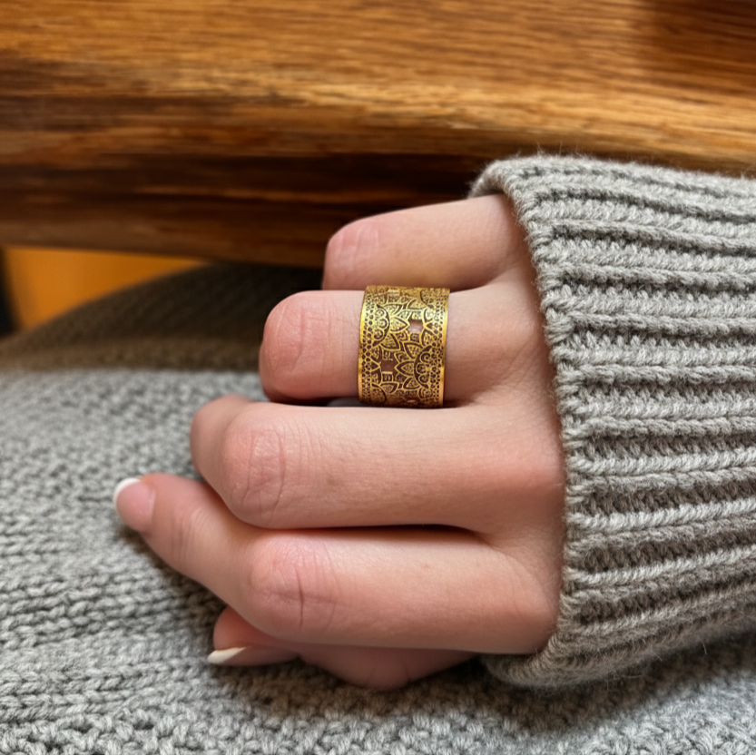 Yggdrasil by Sweden Goddess guld ring med snygg kofta