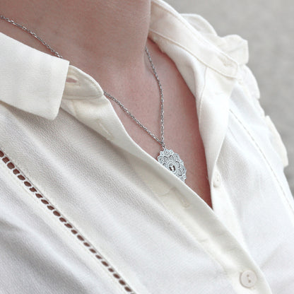 Litet mandala-halsband i rostfritt stål – minimalistiskt smycke med boho och spirituell känsla