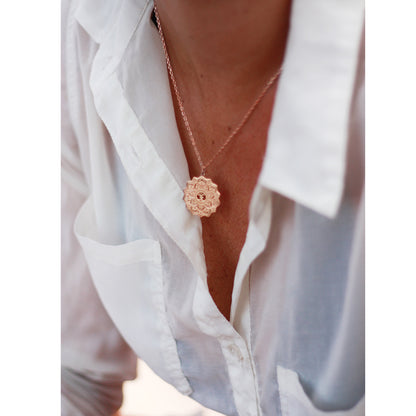 Guldpläterat Mini Mandala-halsband i rostfritt stål – symbol för mindfulness och harmoni