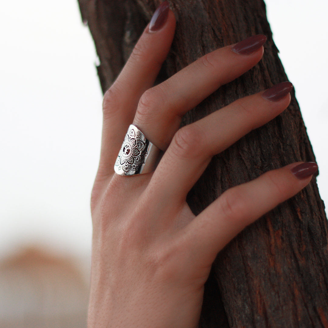 Eleganter Mandala-Ring aus Edelstahl – größenverstellbar