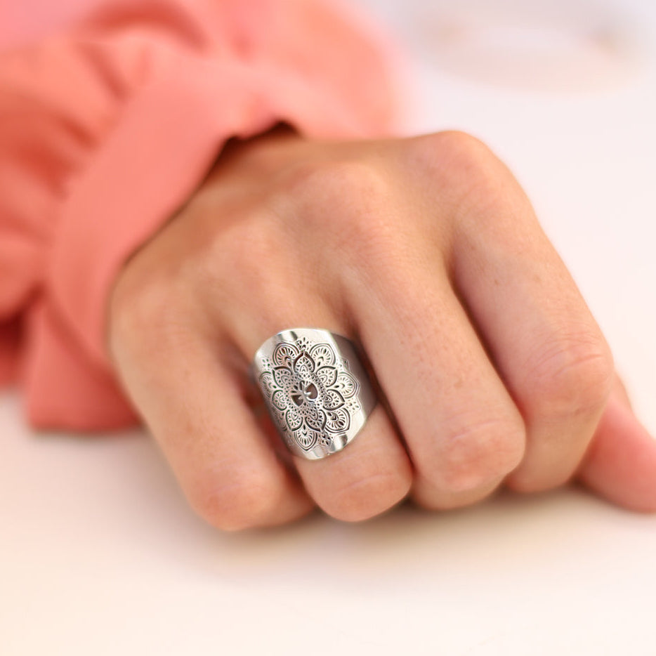 Elegant mandala ring i rostfritt stål – justerbar storlek - yggdrasil smycken