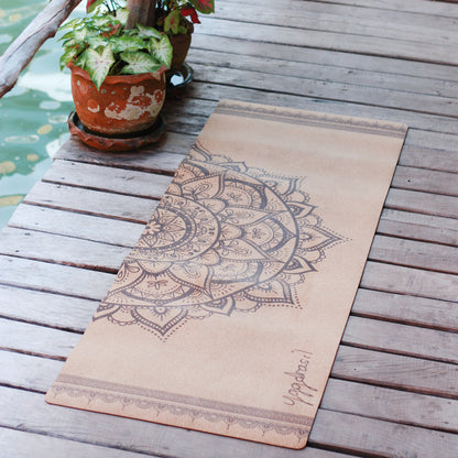 Yogamatta i kork och naturgummi med bohemiskt mönster mandala yggdrasil brygga