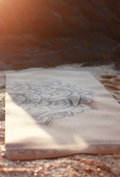 Yogamatta i kork och naturgummi med bohemiskt mönster mandala yggdrasil solnedgång