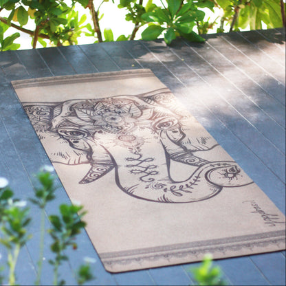 Halkfri yogamatta i 100% organisk kork med elefant-tryck yggdrasil by sweden
