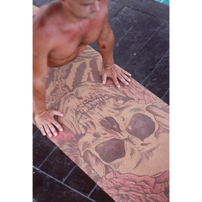 Yggdrasil by Sweden yogamatta i kork med YOLO döskalletryck – miljövänlig träningsmatta