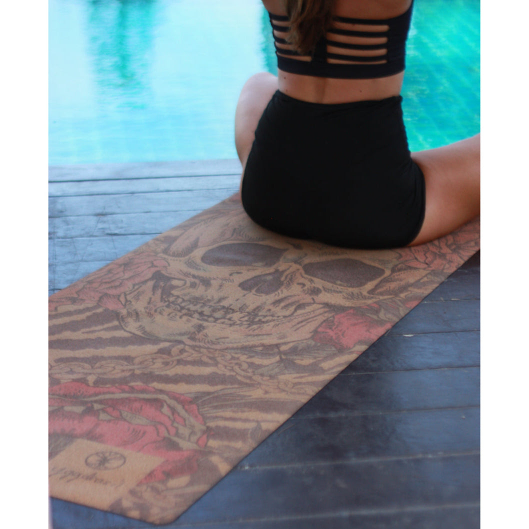 Yggdrasil by Sweden yogamatta i kork med YOLO döskalletryck – halkfri miljövänlig träningsmatta