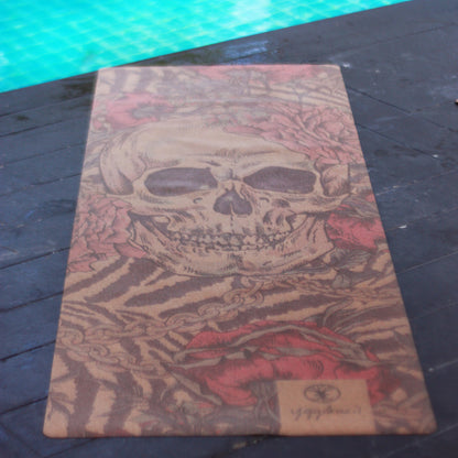 YOLO yogamatta i kork med döskallemönster – premium träningsmatta från Yggdrasil by Sweden