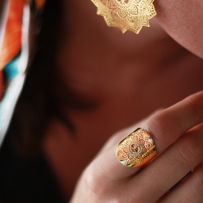 Elegant mandala ring i guld på rostfritt stål – justerbar storlek - yggdrasil