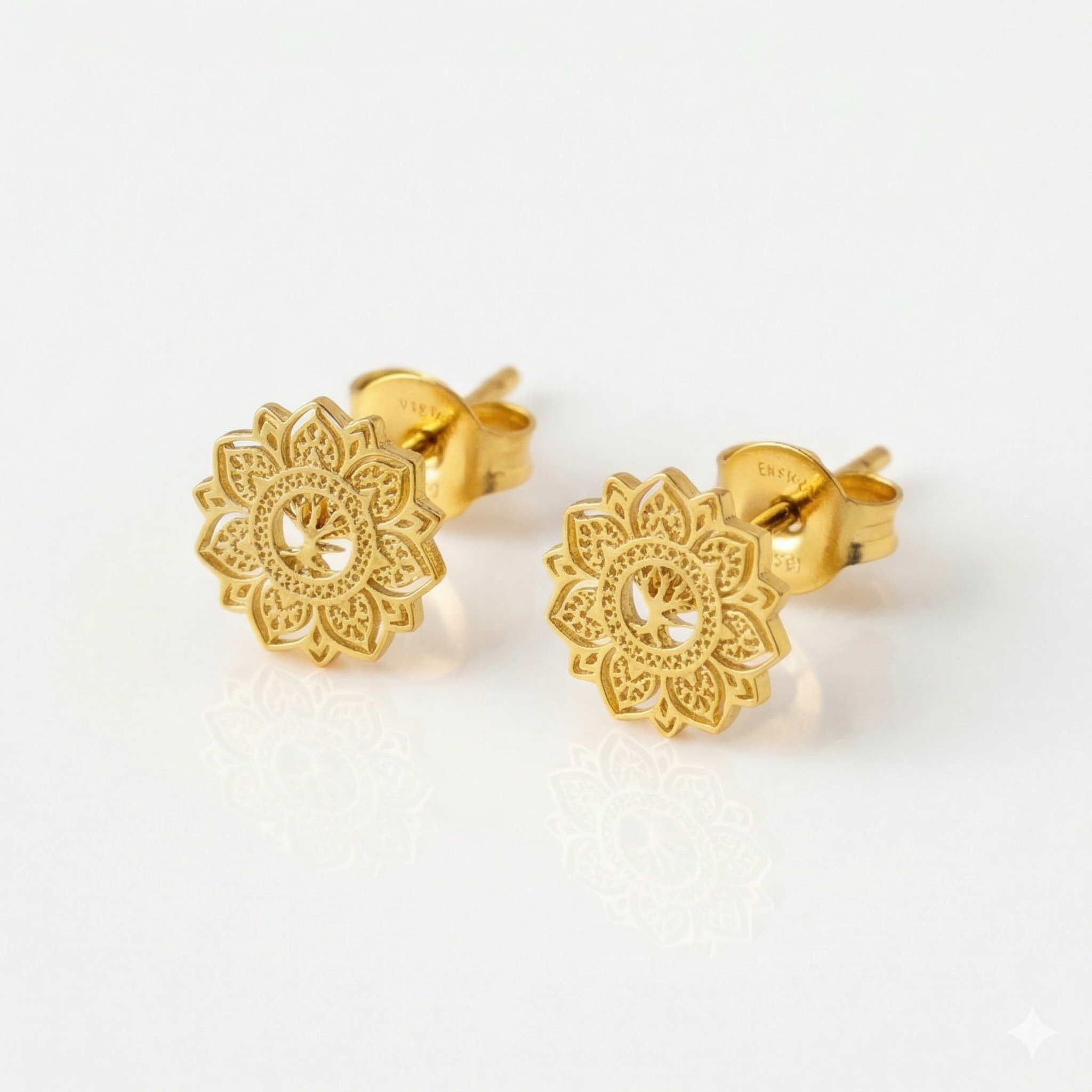 Små stud örhängen i guld med mandala mönster yggdrasil by sweden