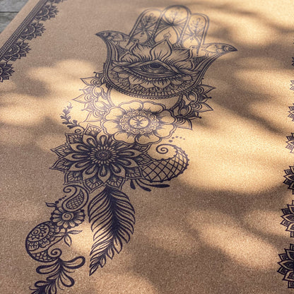 Halkfri yogamatta i 100% organisk kork med Hamsa-symbol
