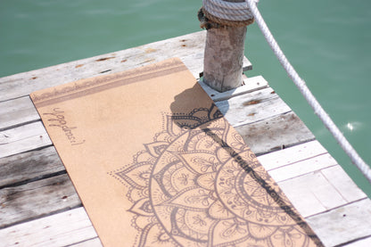 Yogamatta i kork och naturgummi med bohemiskt mönster mandala yggdrasil yoga