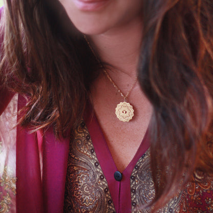 Guldpläterat Mini Mandala-halsband i rostfritt stål – symbol för mindfulness och harmoni