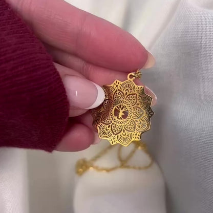 film Yggdrasil by Sweden Mini Mandala Necklace – hållbart och allergivänligt smycke i guld