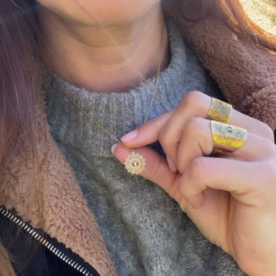 Yggdrasil by Sweden petite mandala necklace guld