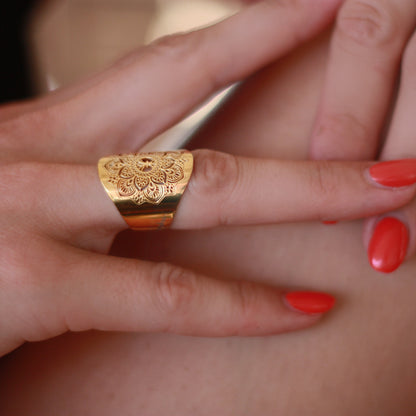 Boho-inspirerad mandalaring i hållbart guld på rostfritt stål – Yggdrasil by Sweden