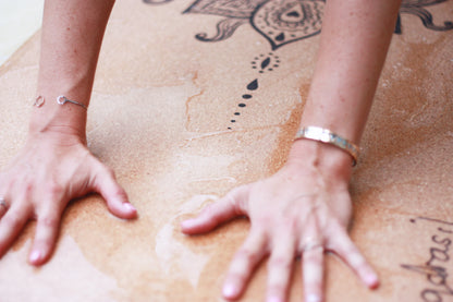 Ekologisk yogamatta med lotusmotiv – antibakteriell & giftfri